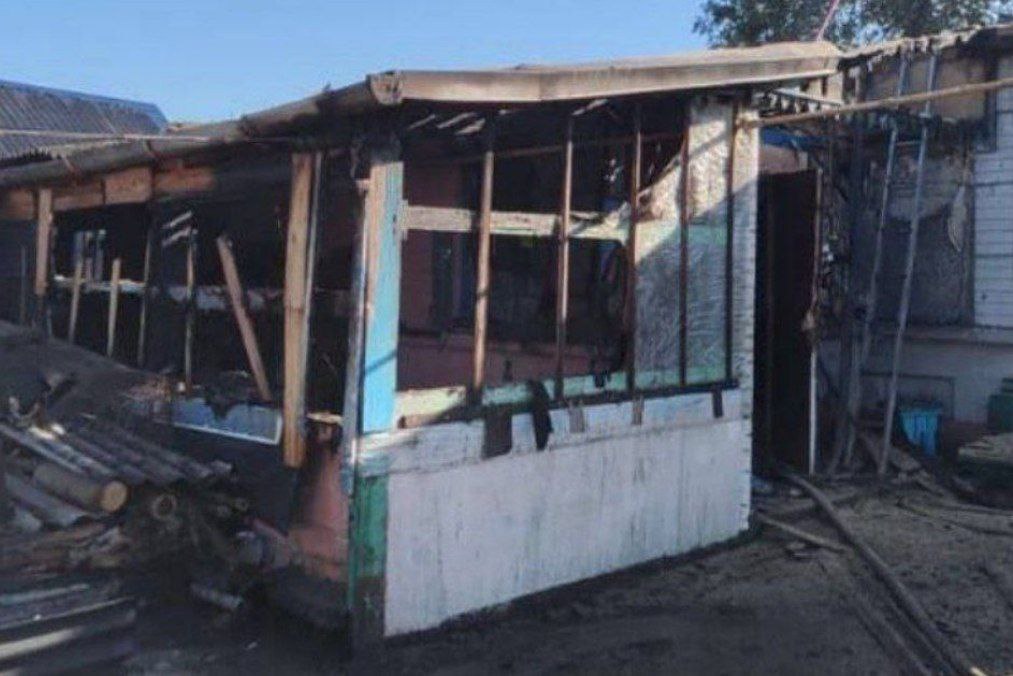 Побиті будівлі на подвір’ї