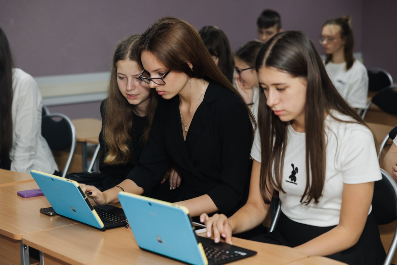 Взяли з собою ноутбуки та планшети для уроку інформатики