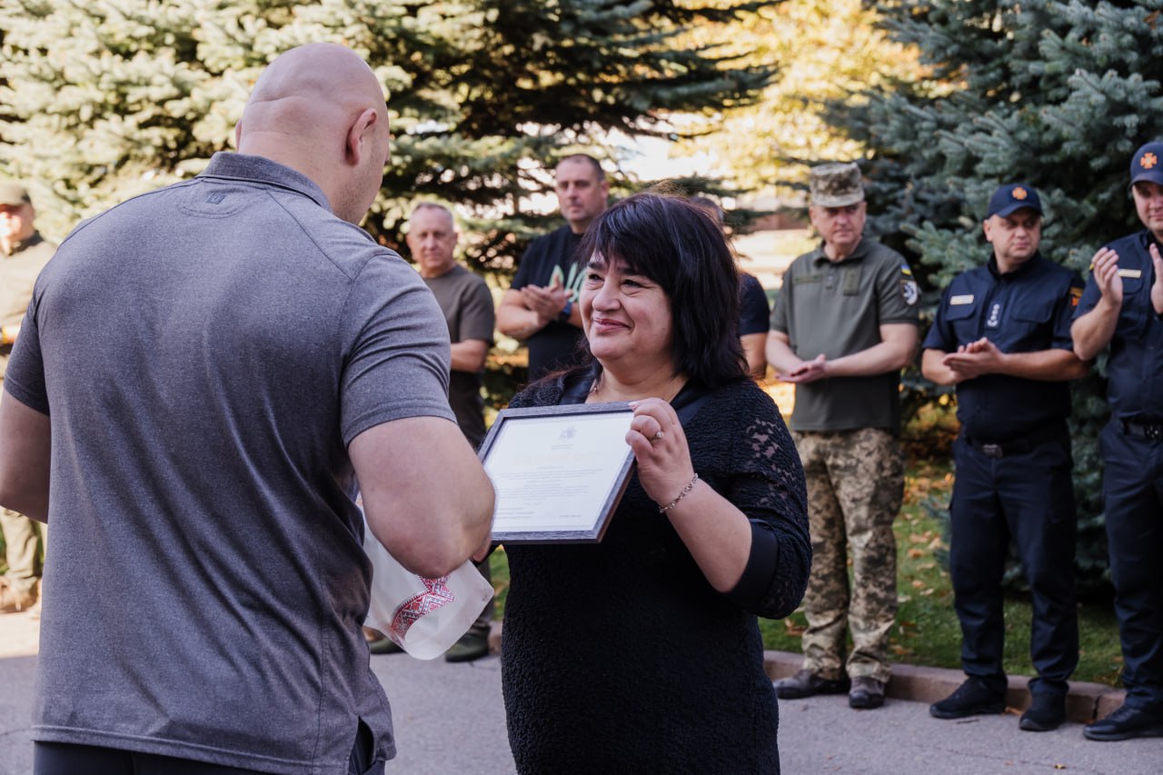 Сергій Лисак нагороджує до Дня рятівника