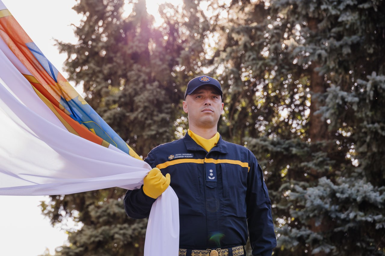 Церемонія підняття прапору ДСНС