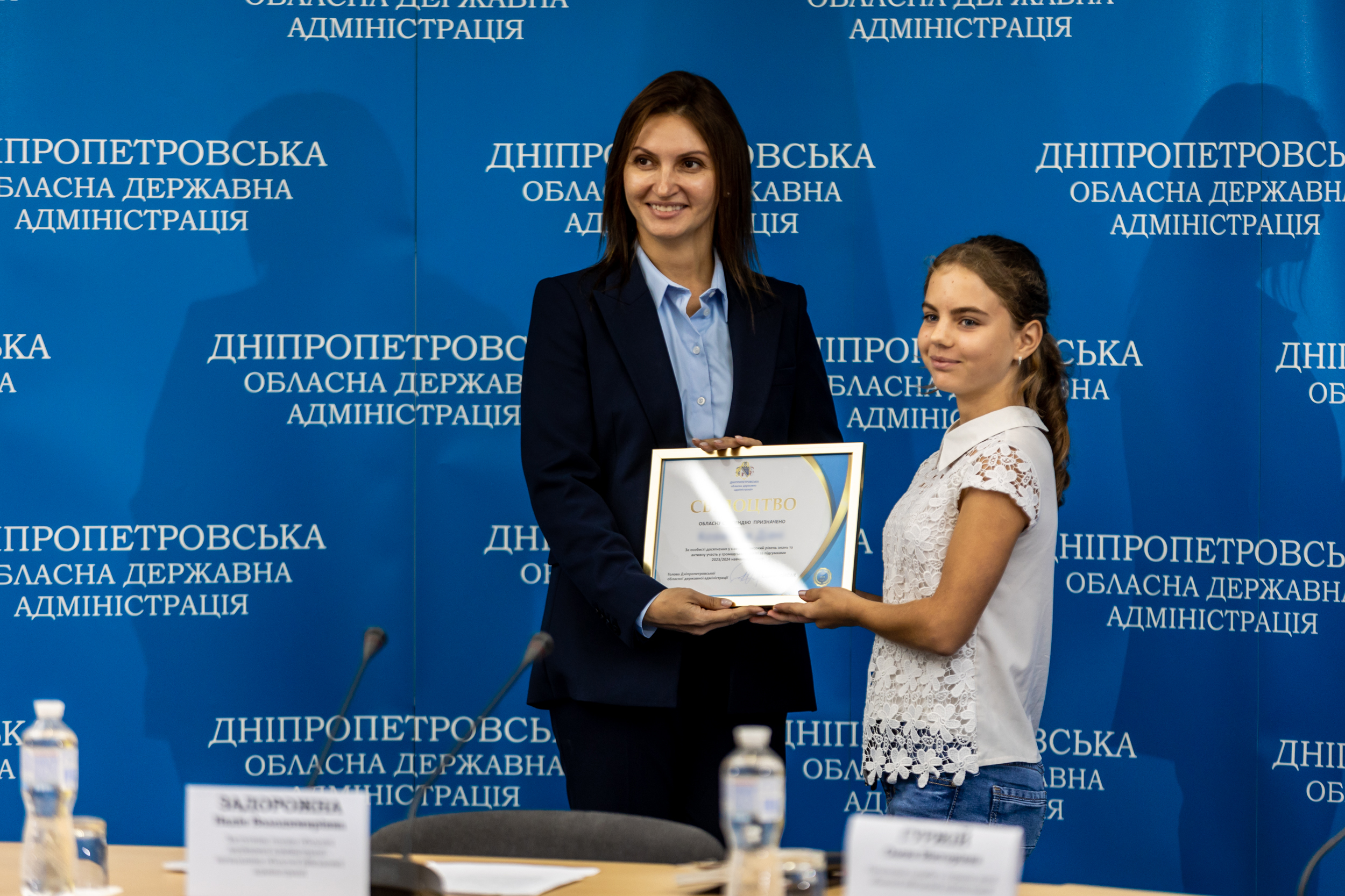 Заступник начальника ОВА зі стипендіаткою Діаною.
