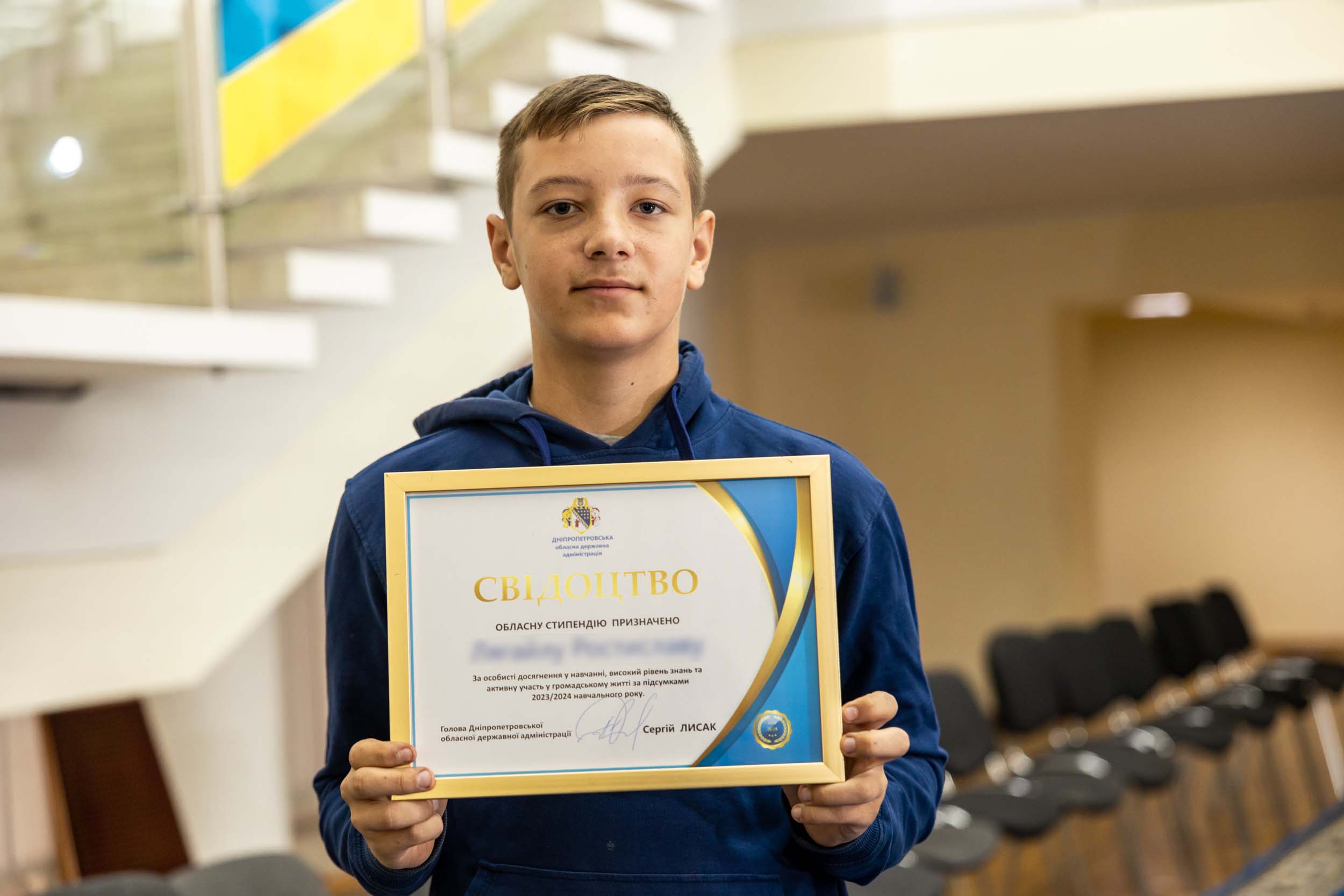 13-річний Ростислав з врученим Свідоцтвом стипендіата.