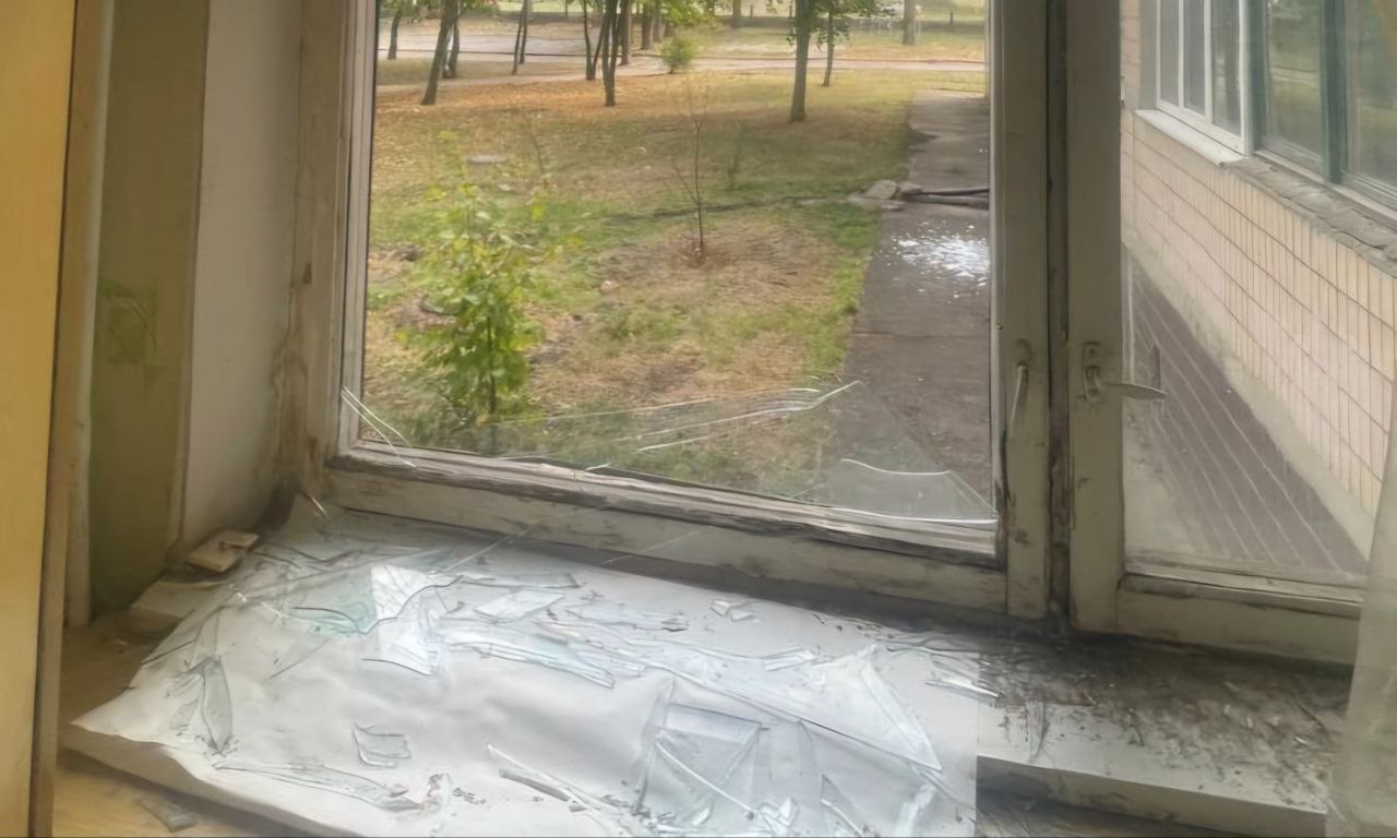 Розбите вікно