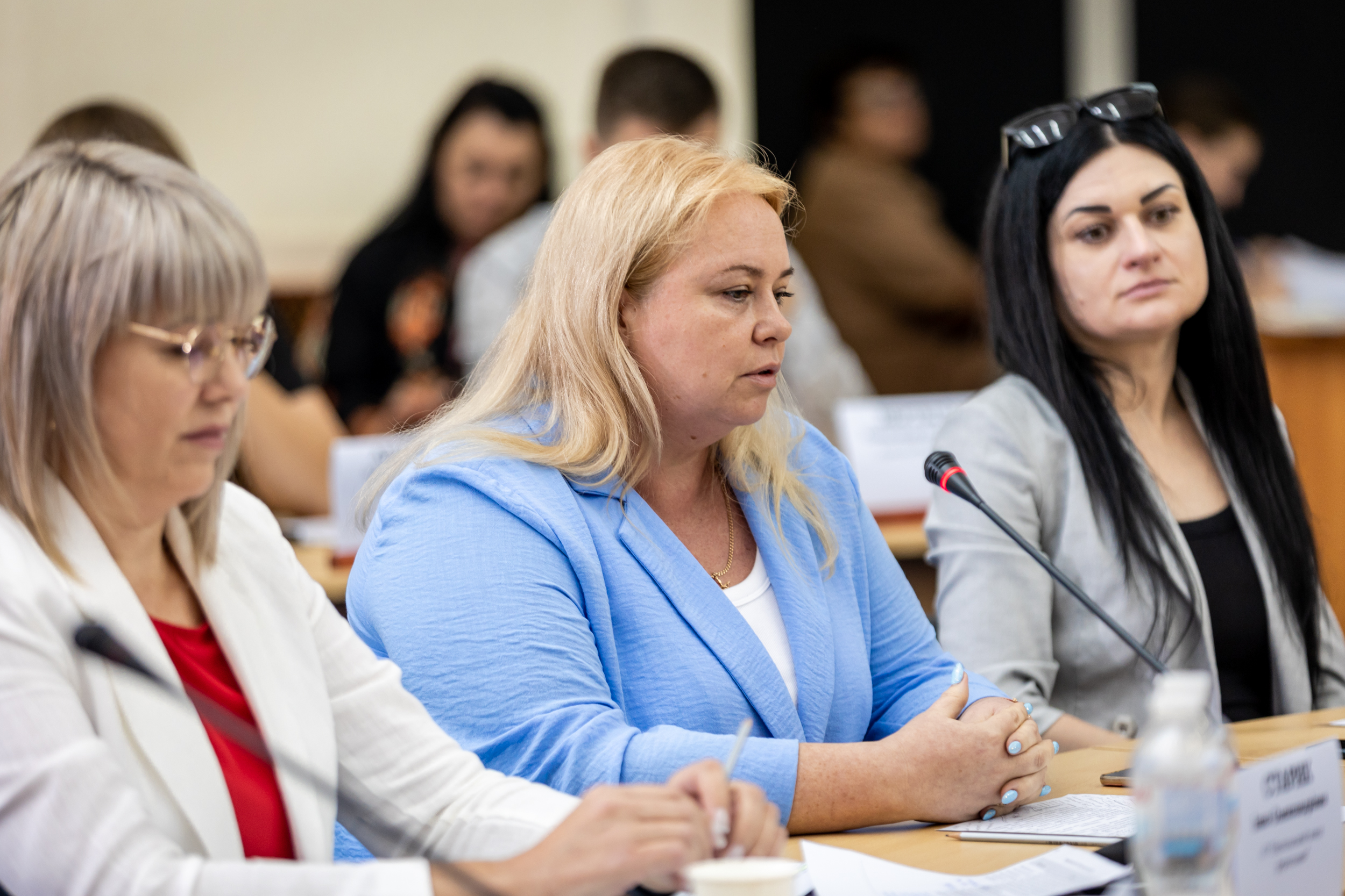 Представниця підприємства ставить питання