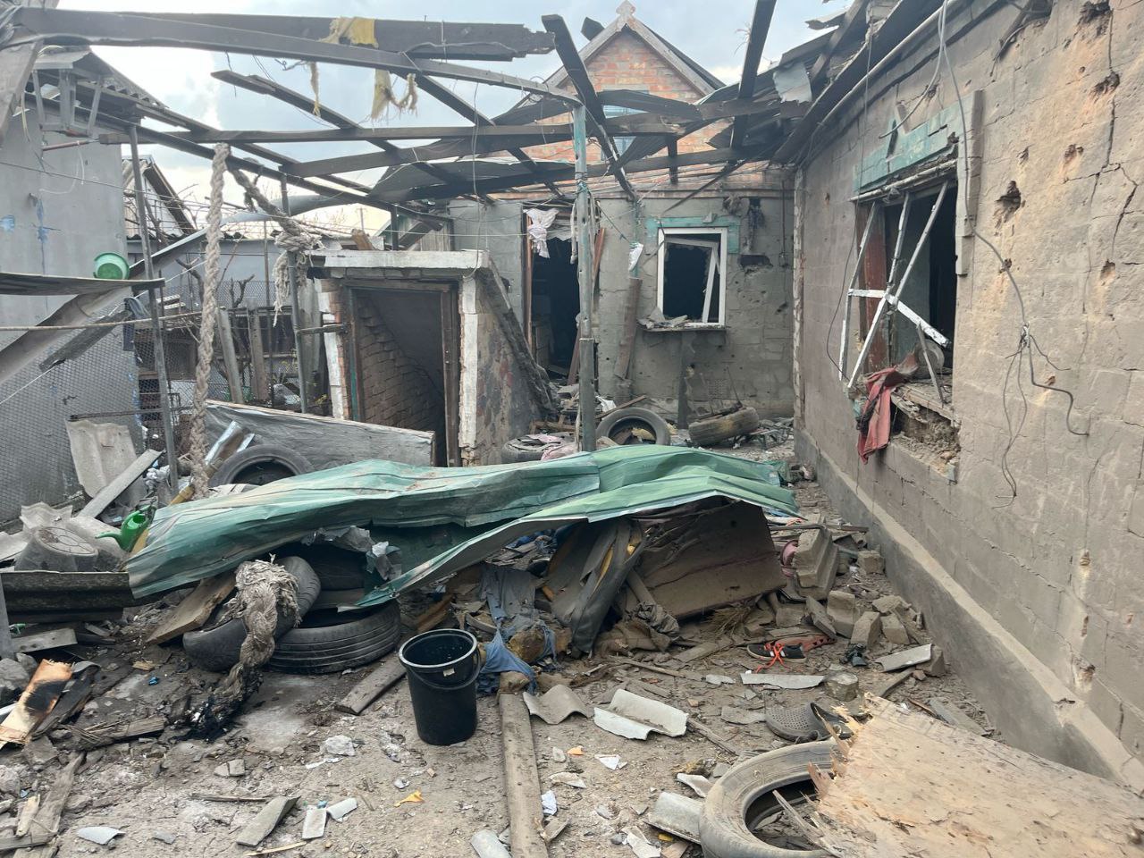 Потрощений приватний будинок, на подвір'ї - уламки металу та цегли 