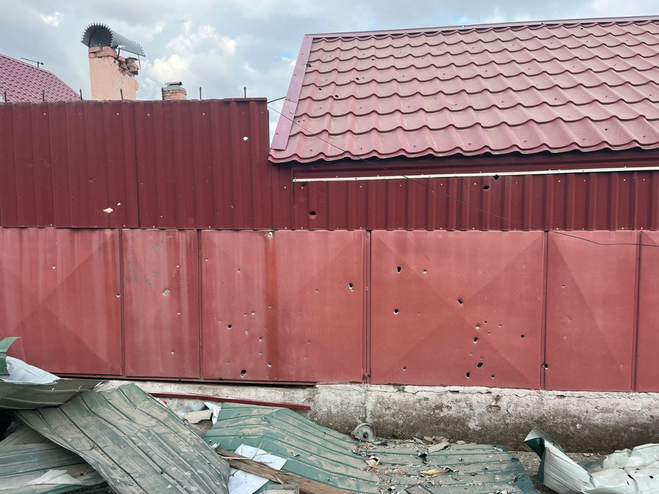 Побитий паркам поряд з хатою