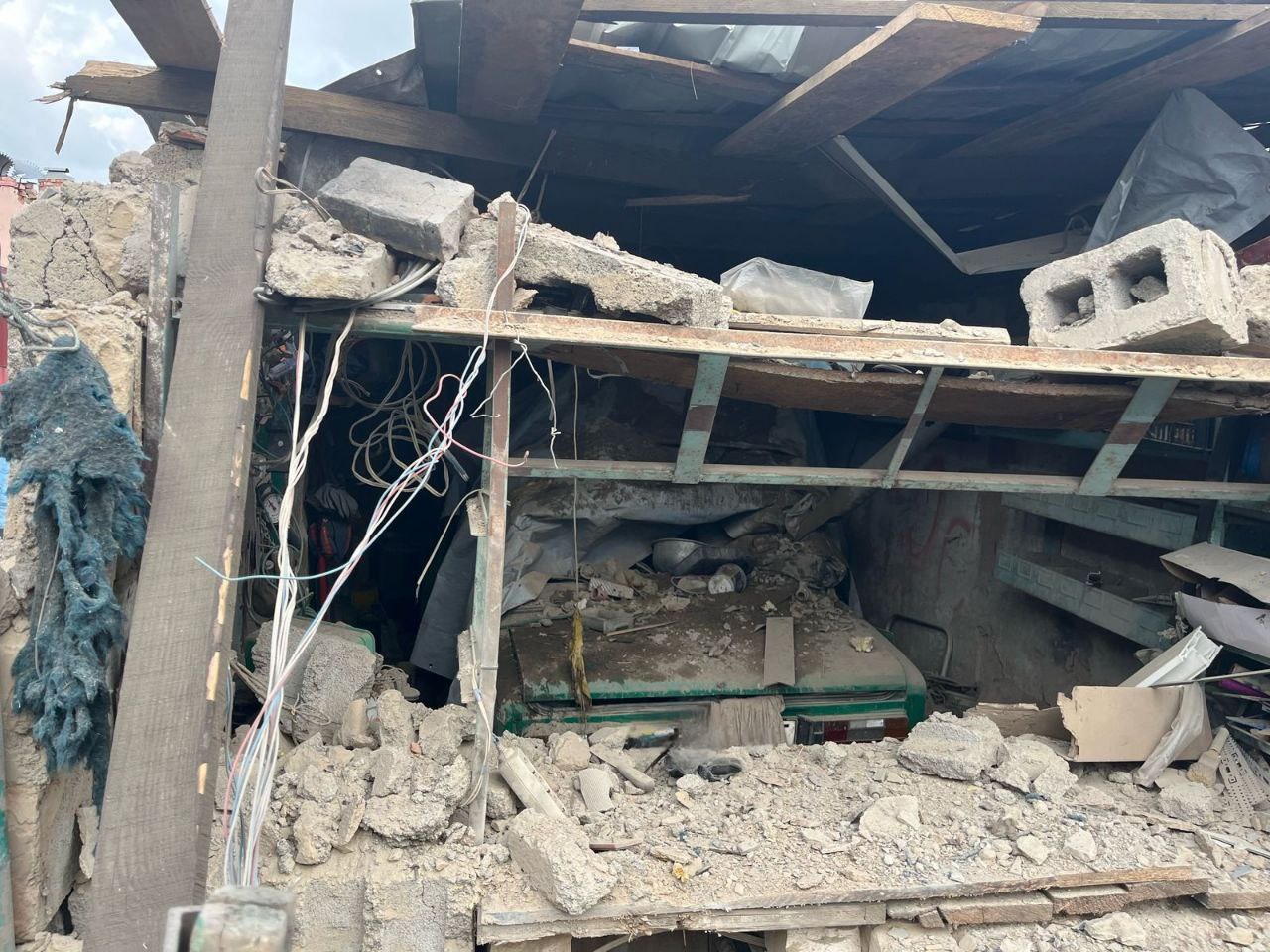 Гараж обвалився на автівку, яка знаходилася всередині