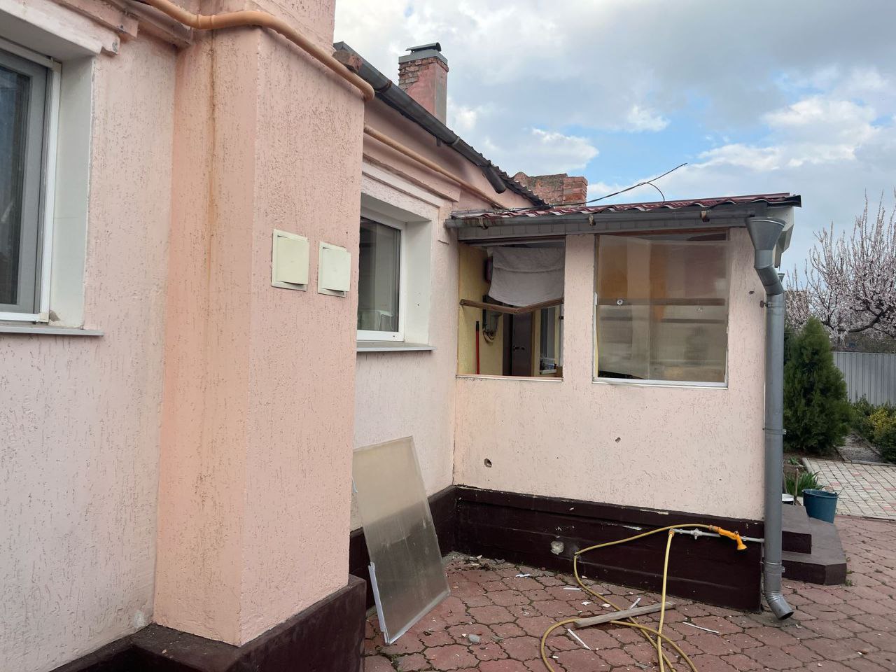 У приватній оселі вибиті вікна