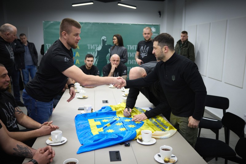 Амбасадор проєкту Петро Печерний вітається з президентом України Володимиром Зеленським