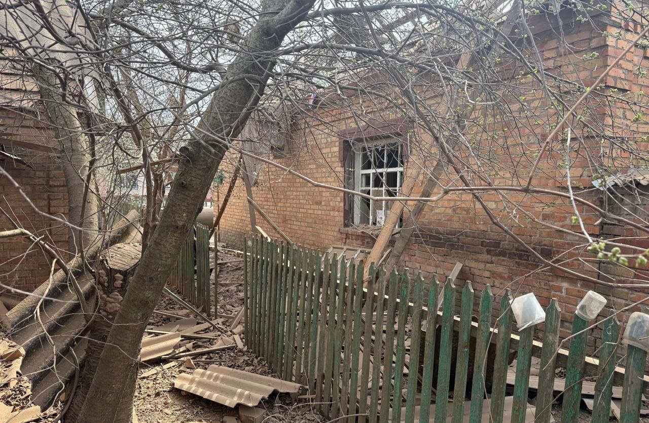 Подвір'я місцевих у руїнах після однієї з атак на Нікопольщину 