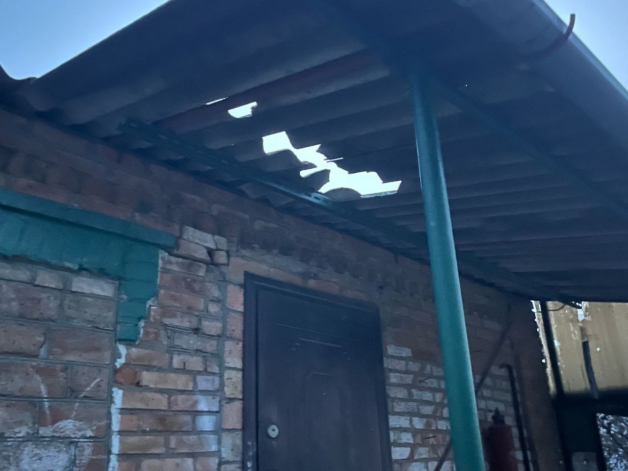 Побитий навіс