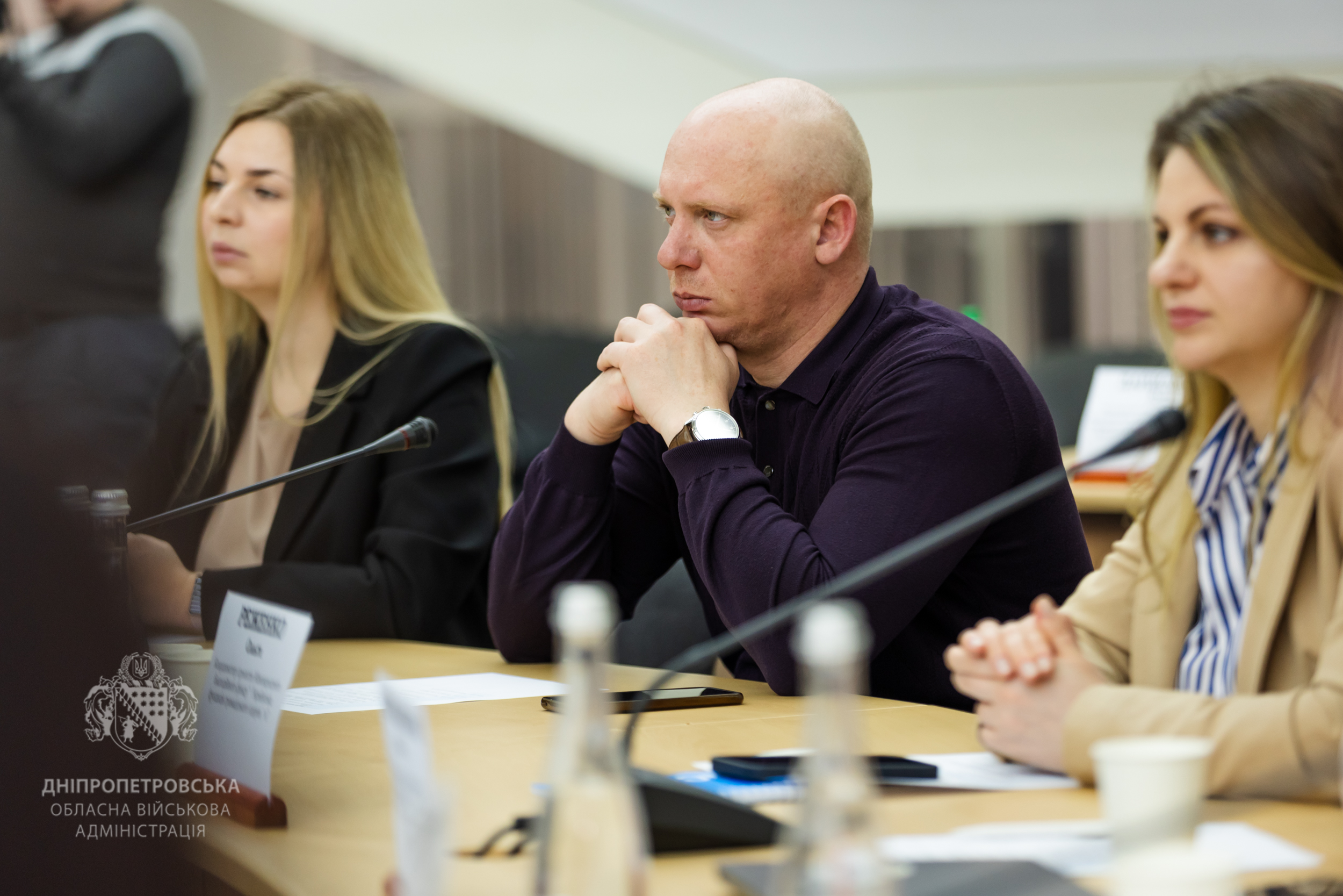 Учасники круглого столу уважно слухають виступаючих