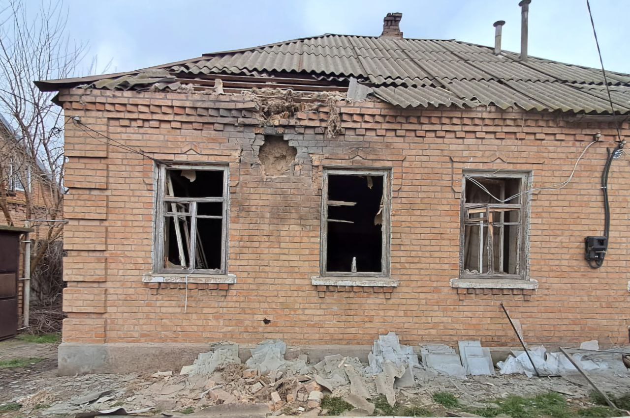 У хаті вибиті вікна, пошкоджений дах