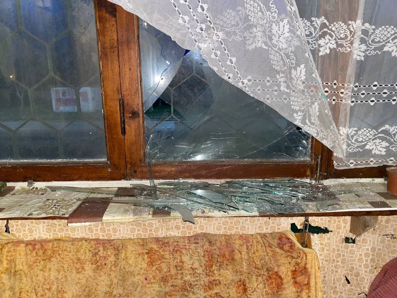 Побите вікно