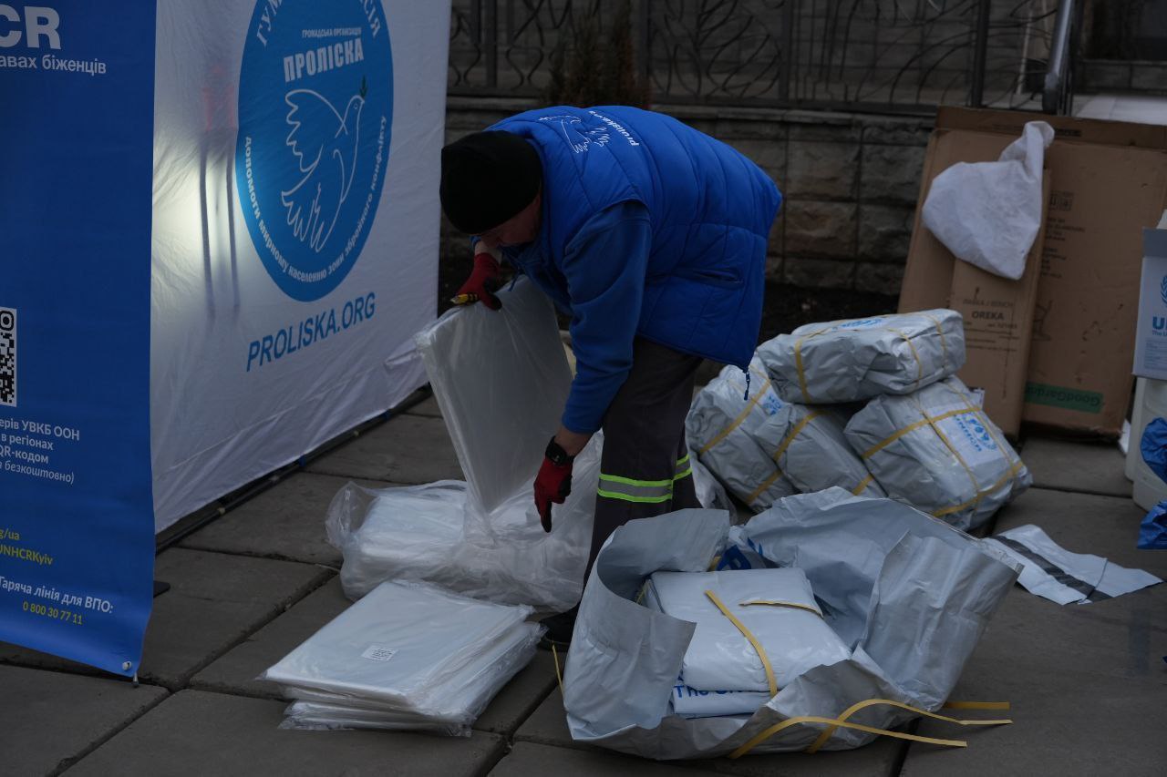 Благодійники працюють неподалік місця надзвичайної ситуації