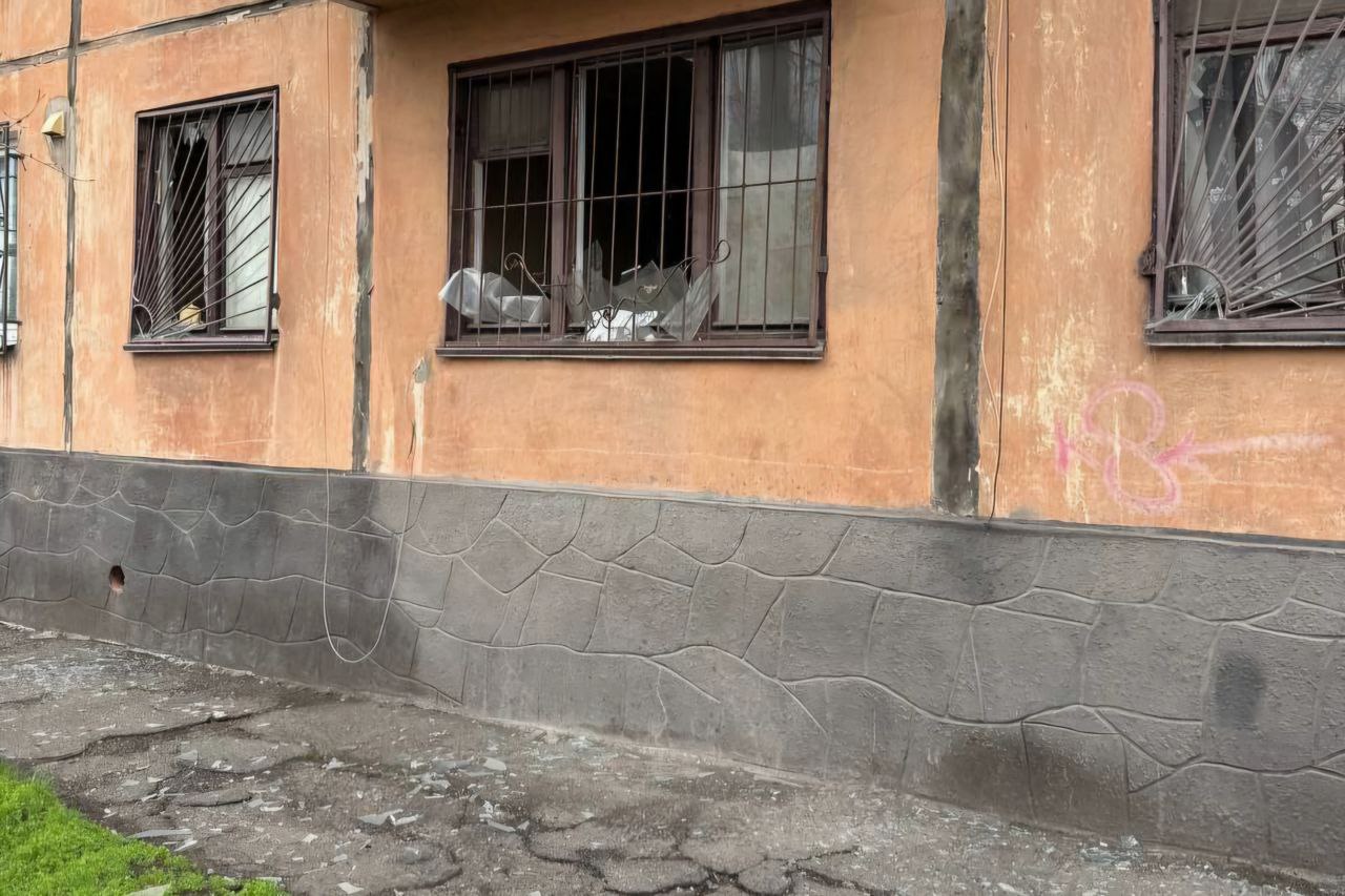 Розбите вікно у багатоповерхівці