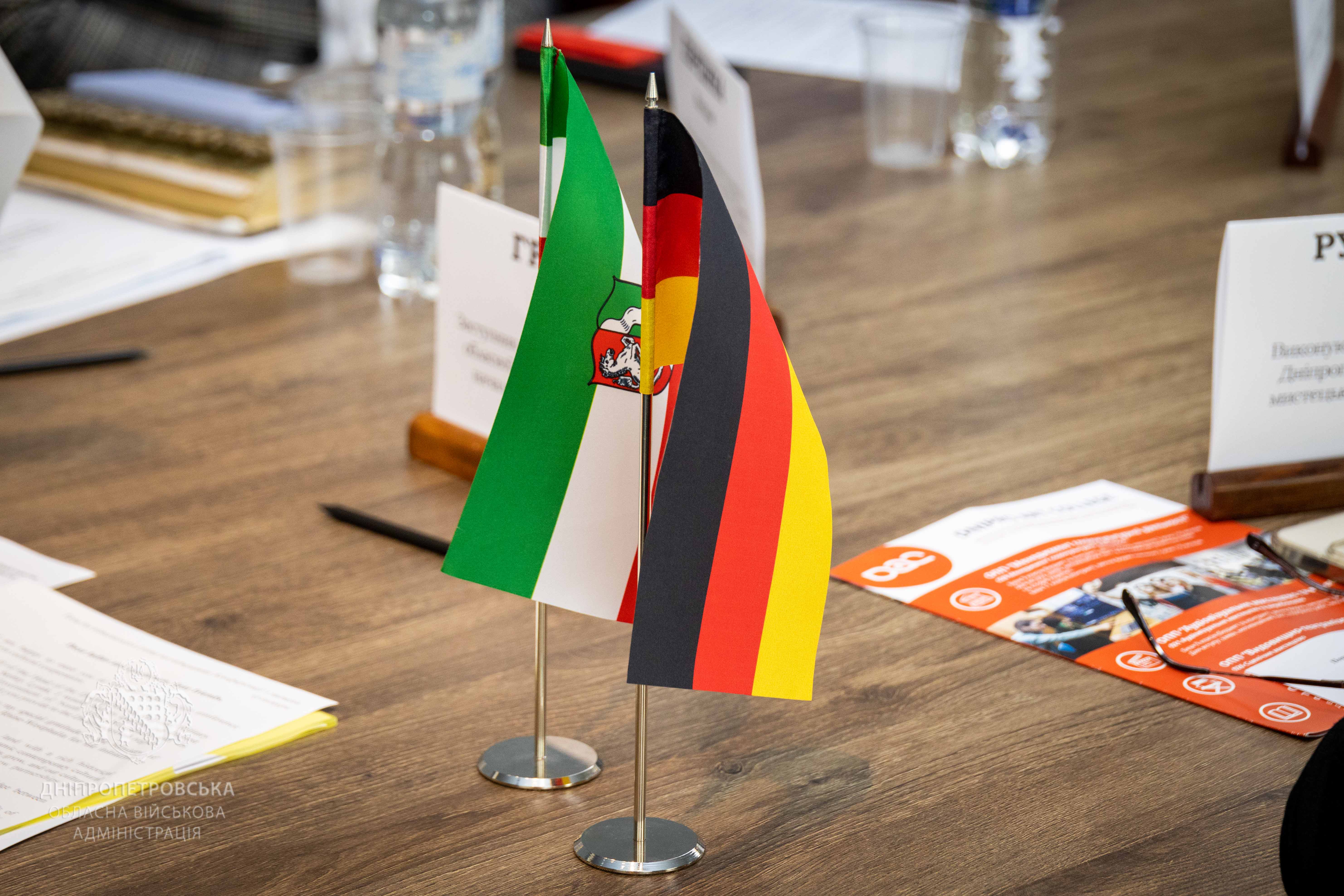 Прапори Німеччини та федеральної землі Північний Рейн-Вестфалія