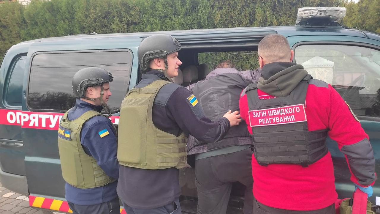 Рятувальники евакуюють пораненого чоловіка