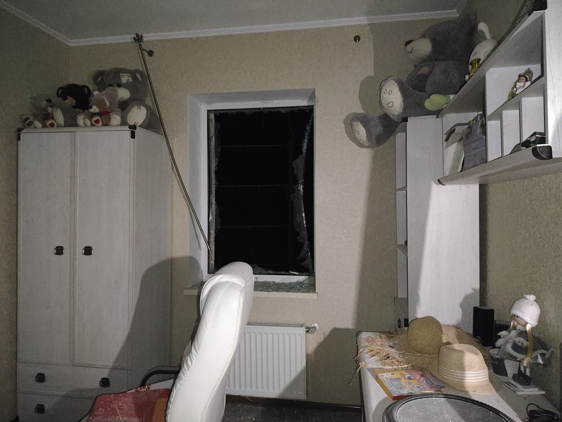У дитячій кімнаті вибите вікно