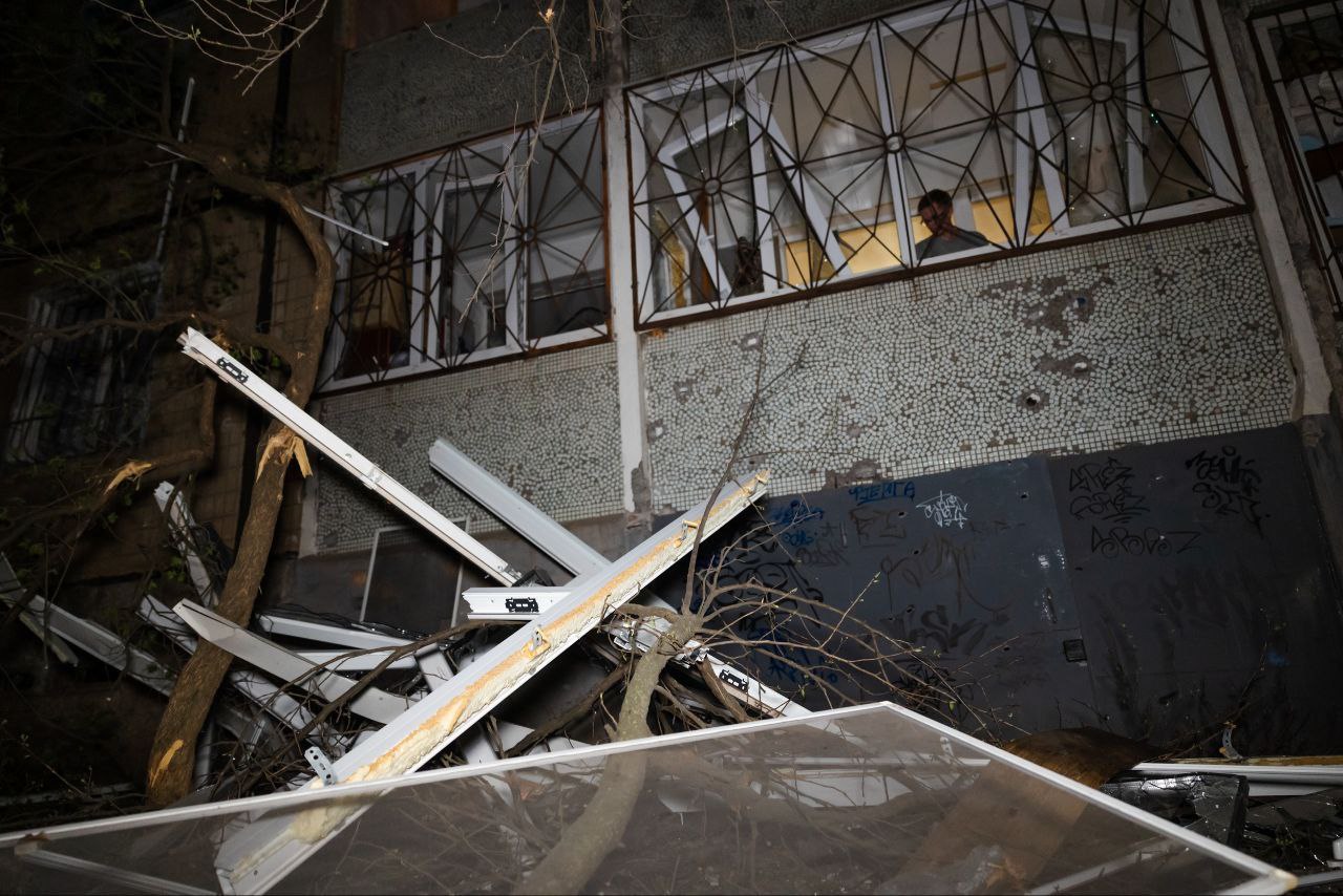 На балконі вилетіли віконні рами