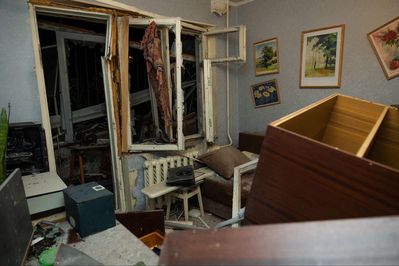 У квартирі все потрощені меблі, вікна - вибиті 