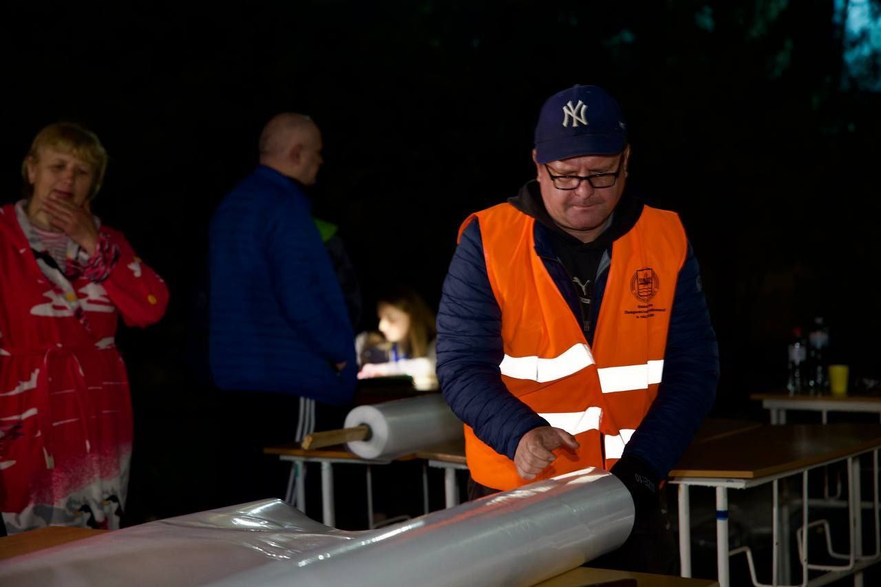 У штабі допомоги людям видають плівку 