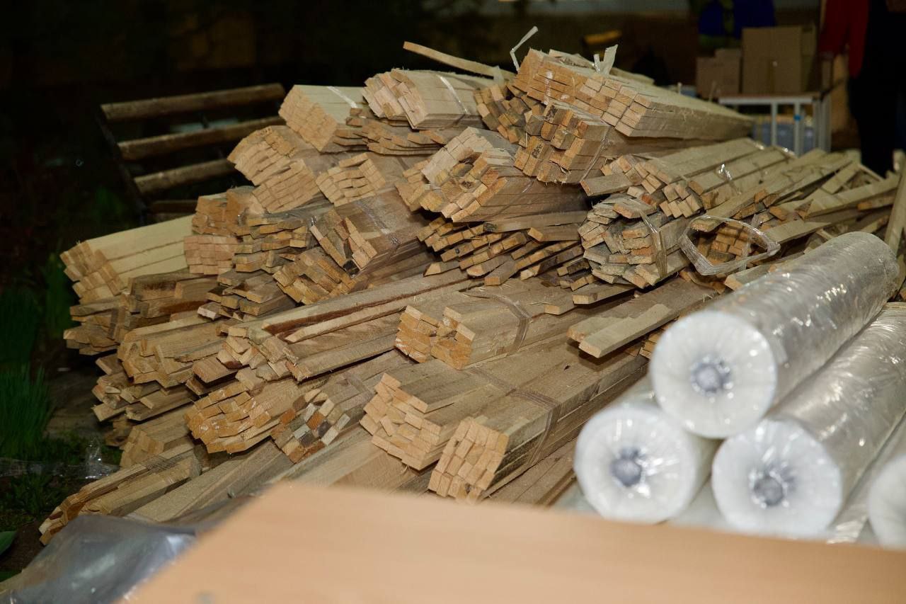 Деревина та плівка для швидкого ремонту