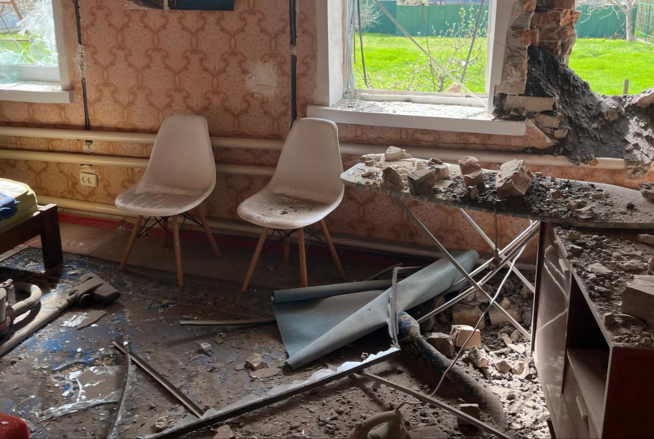 У кімнаті все в уламках скла та цегли 