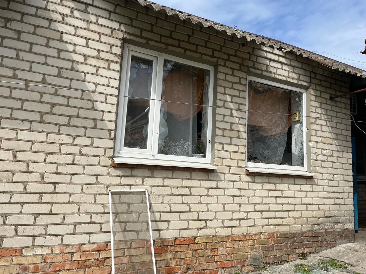 У хаті розбиті вікна