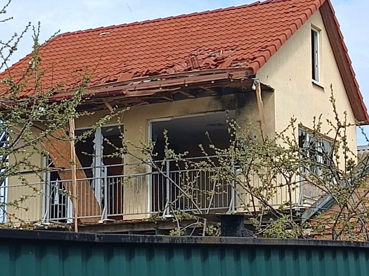 У приватній оселі потрощені вікна та покрівля 