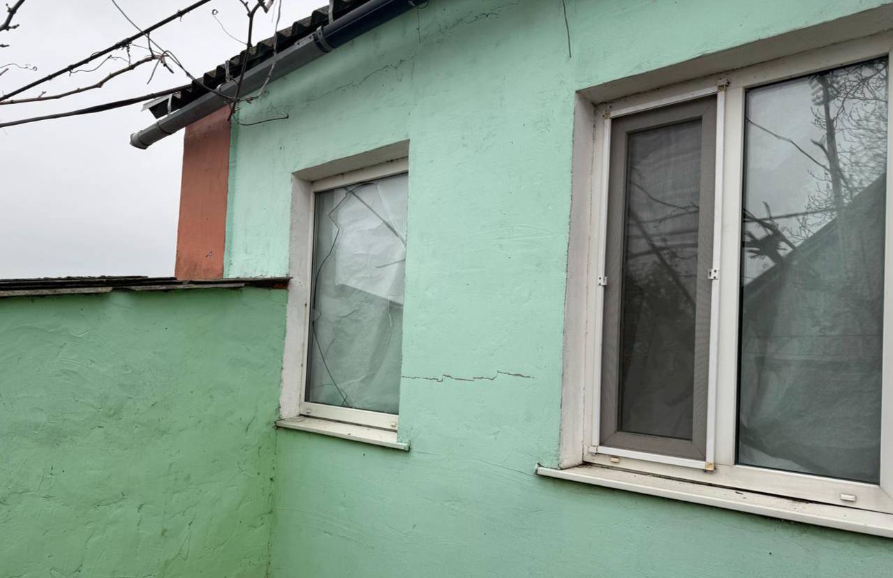 Вибита шибка у приватному будинку 