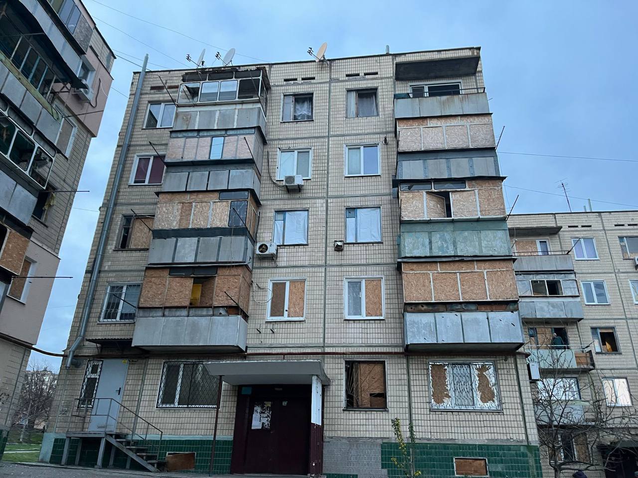 Понівечений багатоквартирний будинок