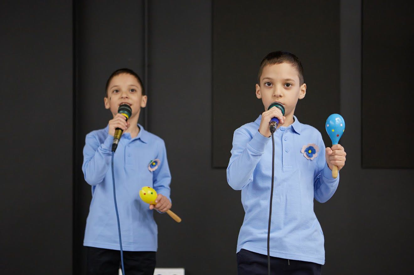 Діти подарували музичний подарунок