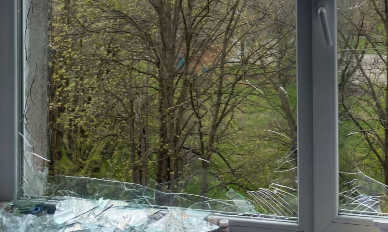 На підвіконні - розбите скло