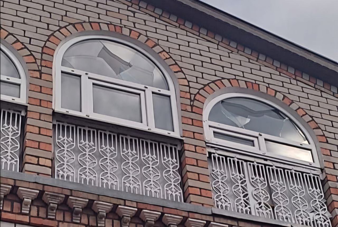 Побиті вікна у приватній оселі