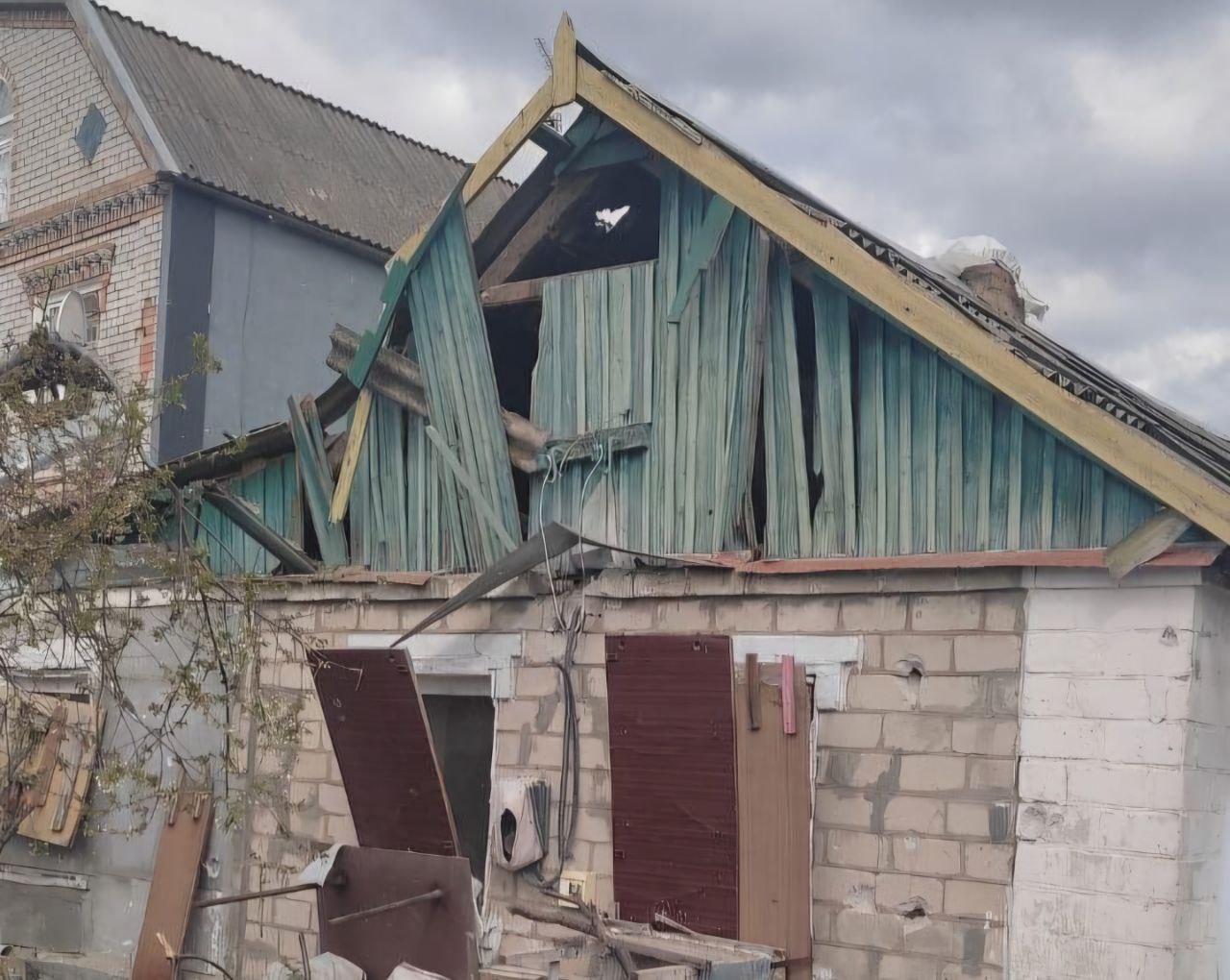 У хаті потрощений дах