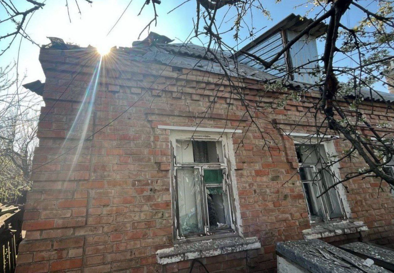 В одній з хат понівечені дах і вікна