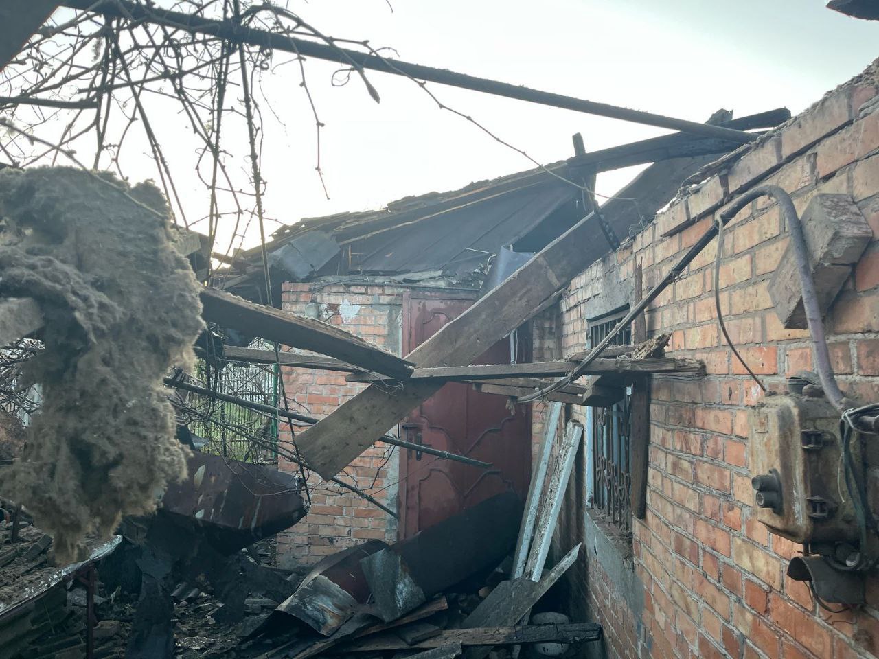 Поряд з понівеченою будівлею - уламки шиферу і дошок