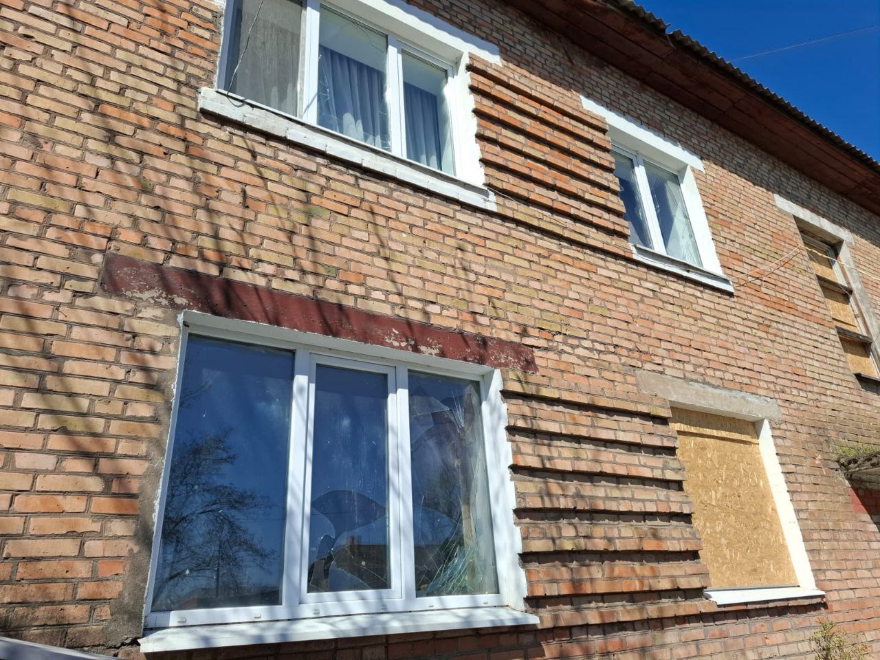 У багатоквартирному будинку побиті вікна 