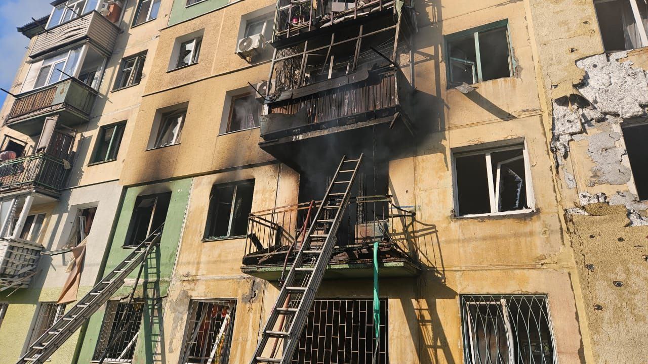 Побита багатоповерхівка в Павлограді. Балкони та вікна понівечені вогнем