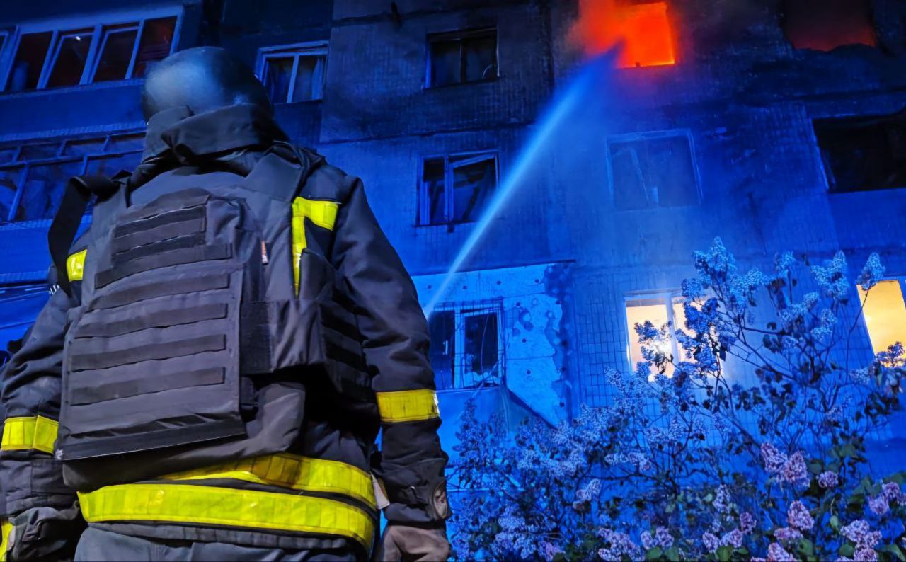 Рятувальник приборкує вогонь в квартирі