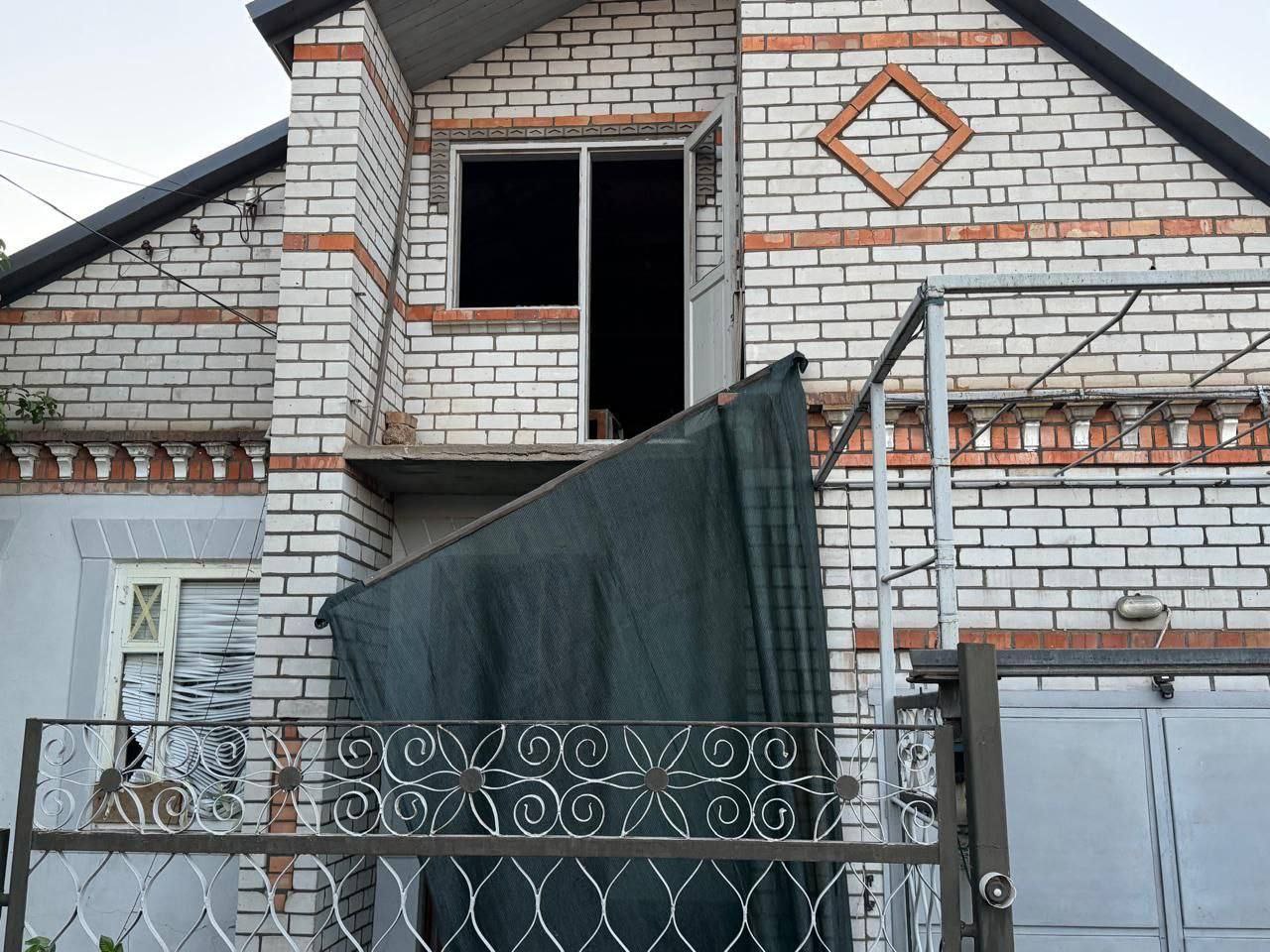 У приватному будинку вибило балконний блок