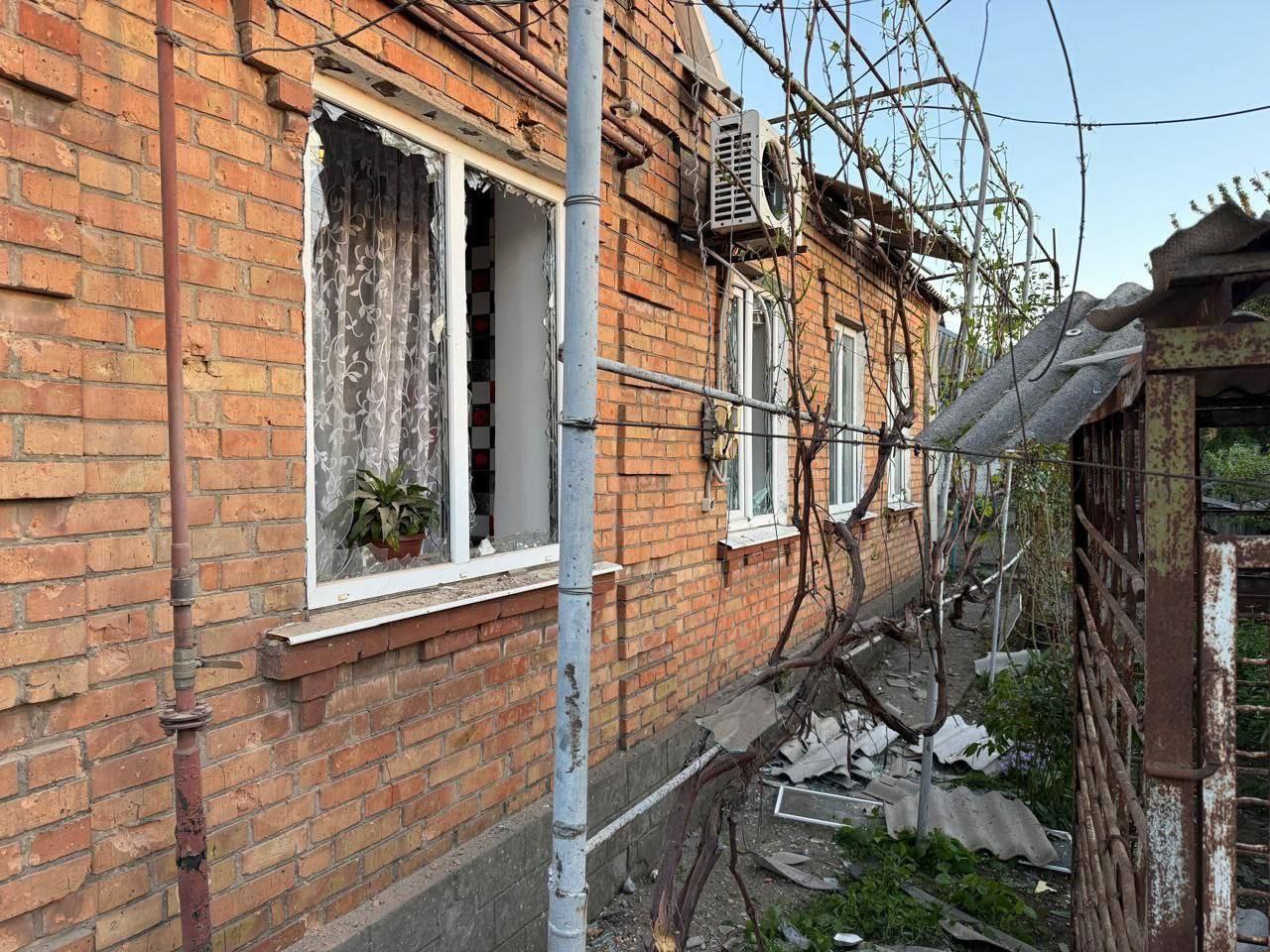 В одній з осель місцевих посипалося віконне скло та потрощило шифер