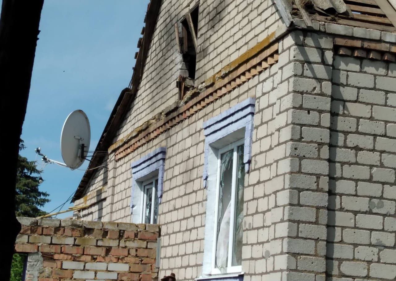 У приватній оселі розбиті вікна, понівечений дах