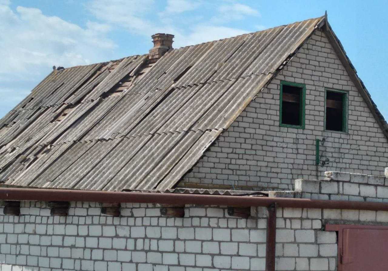 На даху приватного будинку побитий шифер