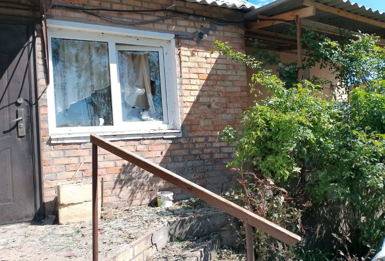 У хаті потрощене вікно
