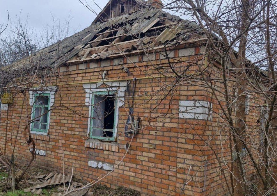 У приватному будинку побитий дах.