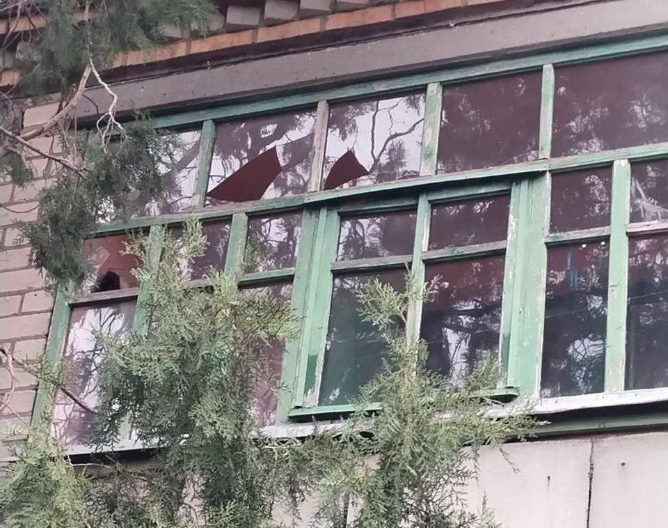 У багатоквартирному будинку після однієї з атак теж посипалося віконне скло. 