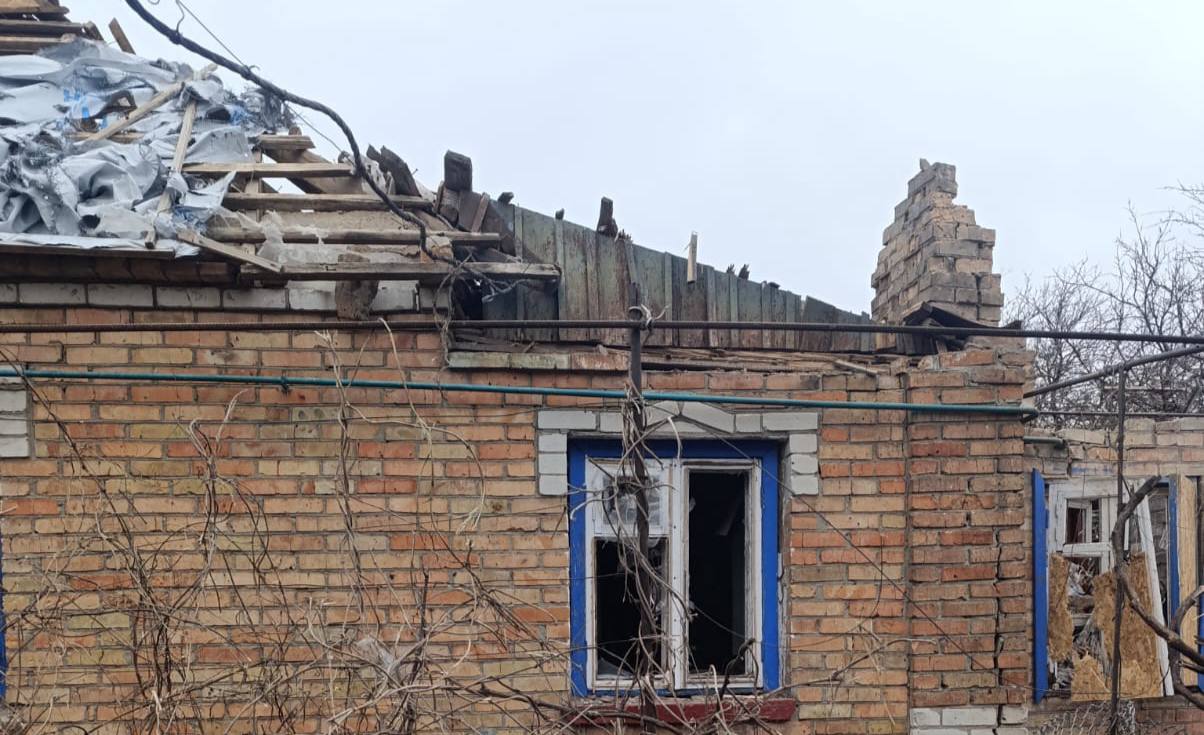 Приватний будинок на Нікопольщині, у якому через ворожу атаку потрощена покрівля