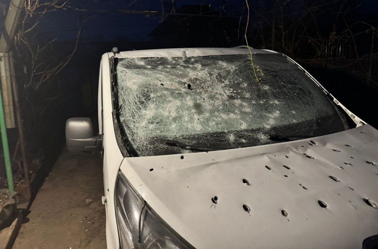 Посічене через ворожу атаку авто.